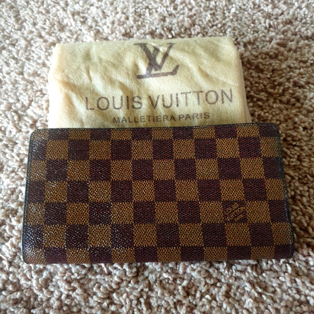 LOUIS VUITTON AUTHENTIC DAMIER WALLET